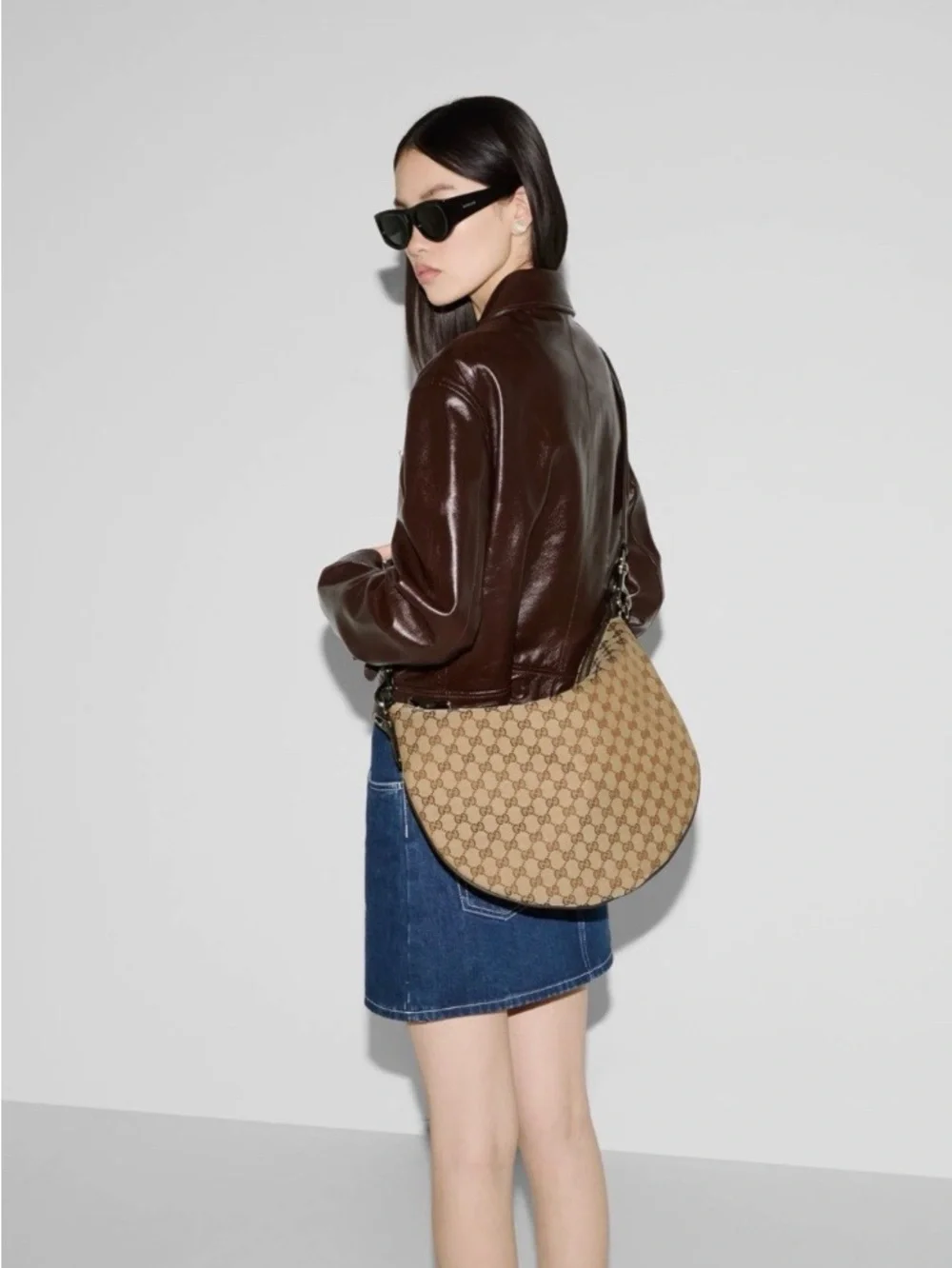 Gucci B Medium Shoulder Bag 817420 | Cruise 2025 Collection | Box, Dust Bag - Picture 4 of 15